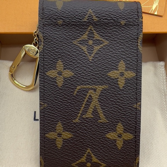 Authentic NEW Louis Vuitton Monogram Porte cles badge - Picture 8 of 9